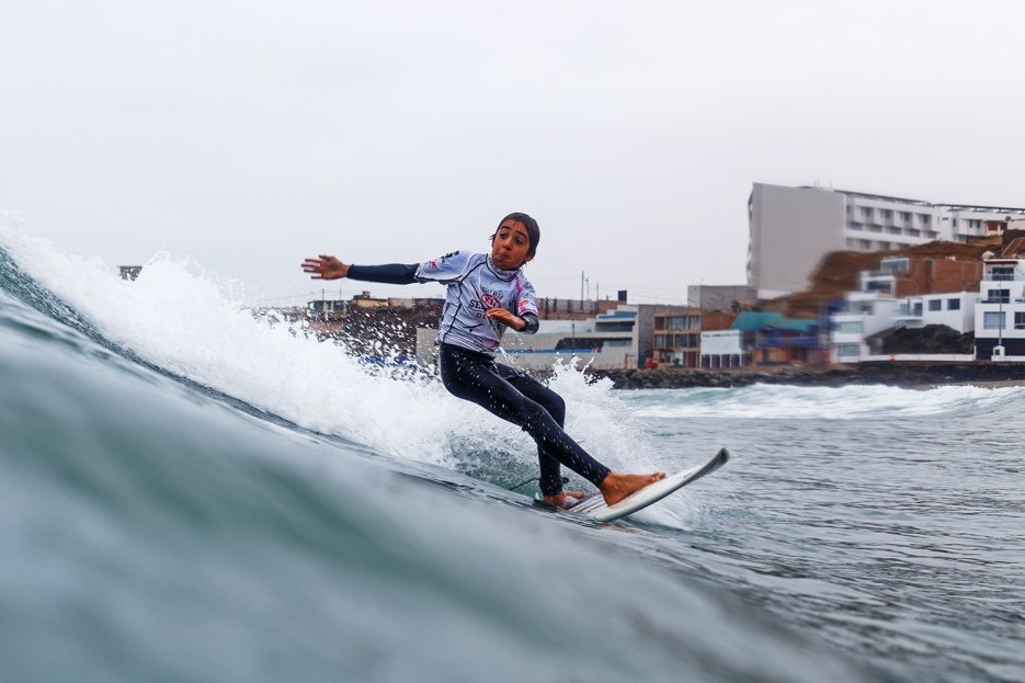 Clases de surf grupales Escuela de Tablas Olas Perú