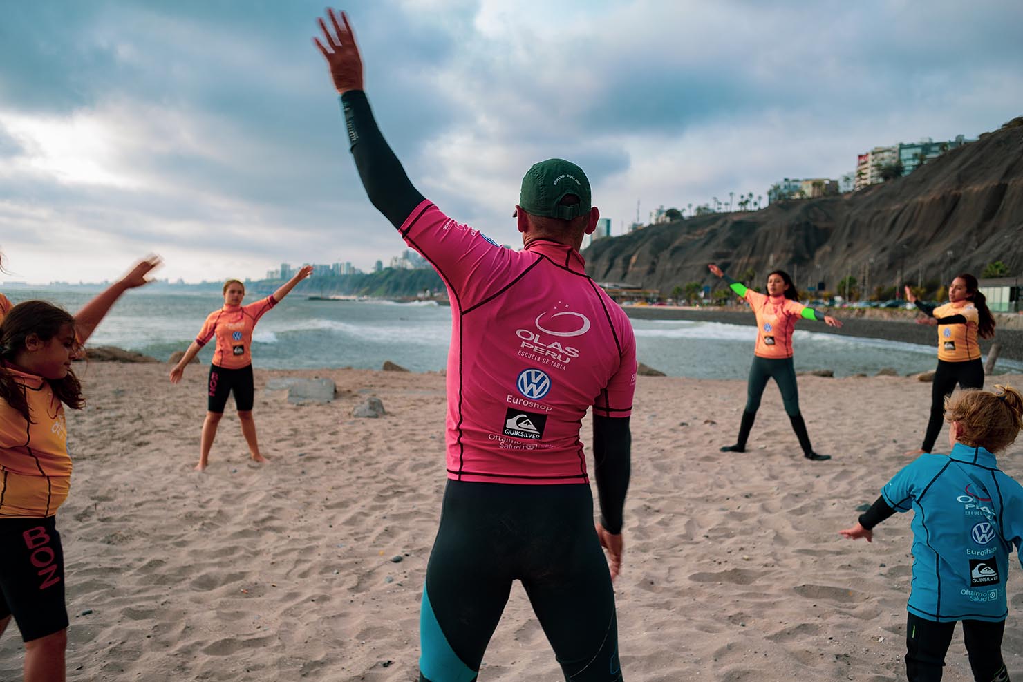 Clases de surf grupales Escuela de Tablas Olas Perú
