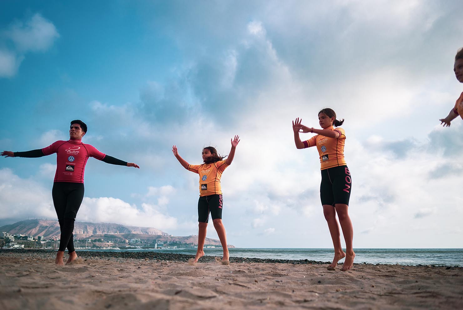 Clases de surf grupales Escuela de Tablas Olas Perú