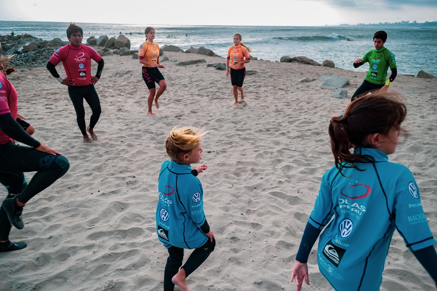 Clases de surf grupales Escuela de Tablas Olas Perú