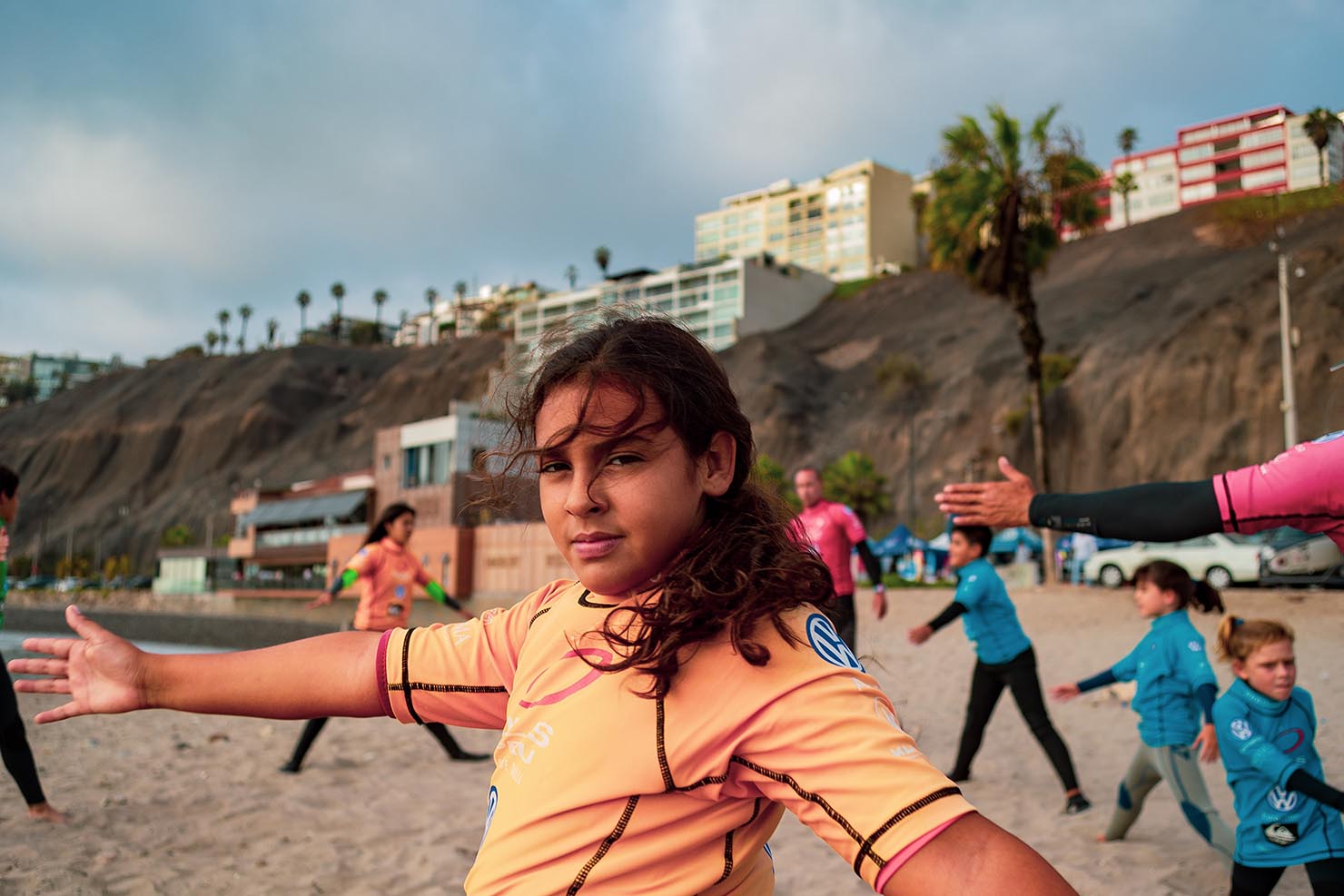 Clases de surf grupales Escuela de Tablas Olas Perú