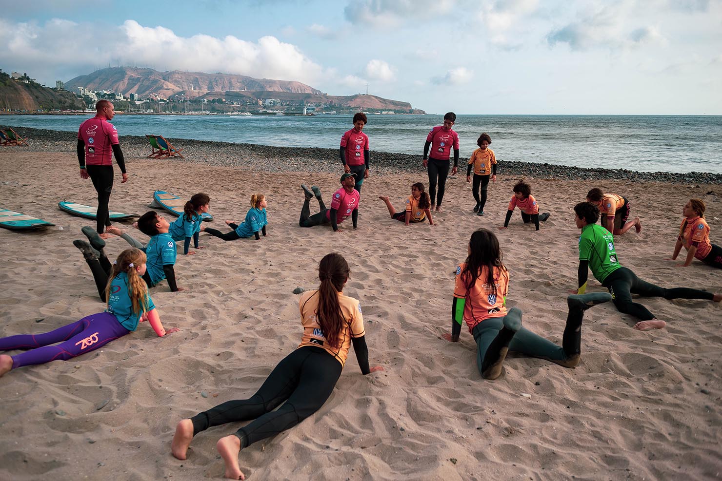 Clases de surf grupales Escuela de Tablas Olas Perú