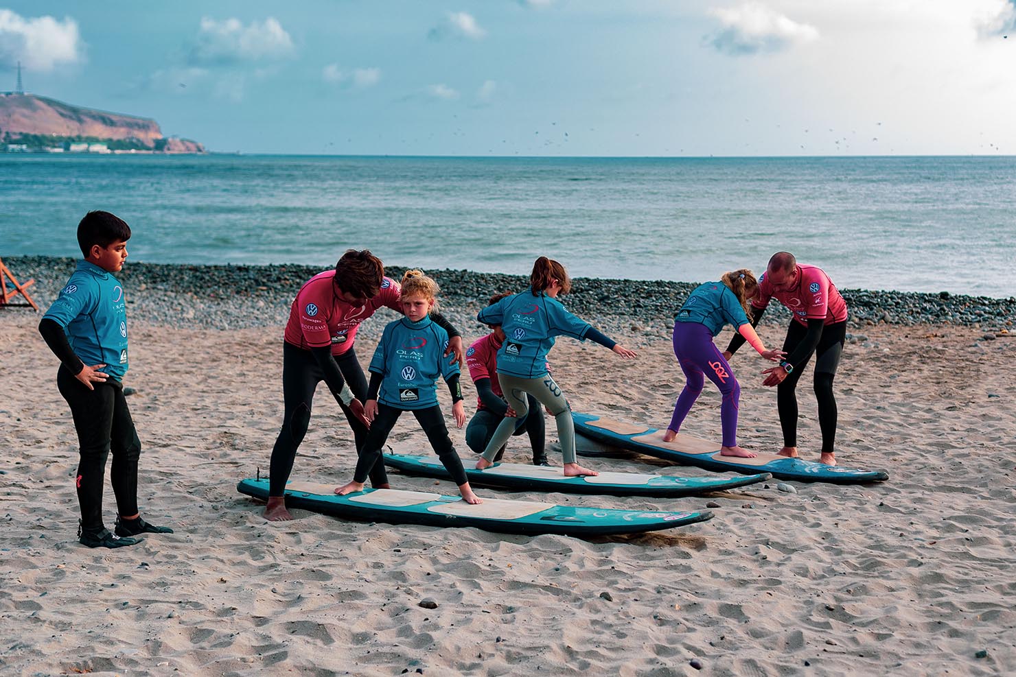 Clases de surf grupales Escuela de Tablas Olas Perú