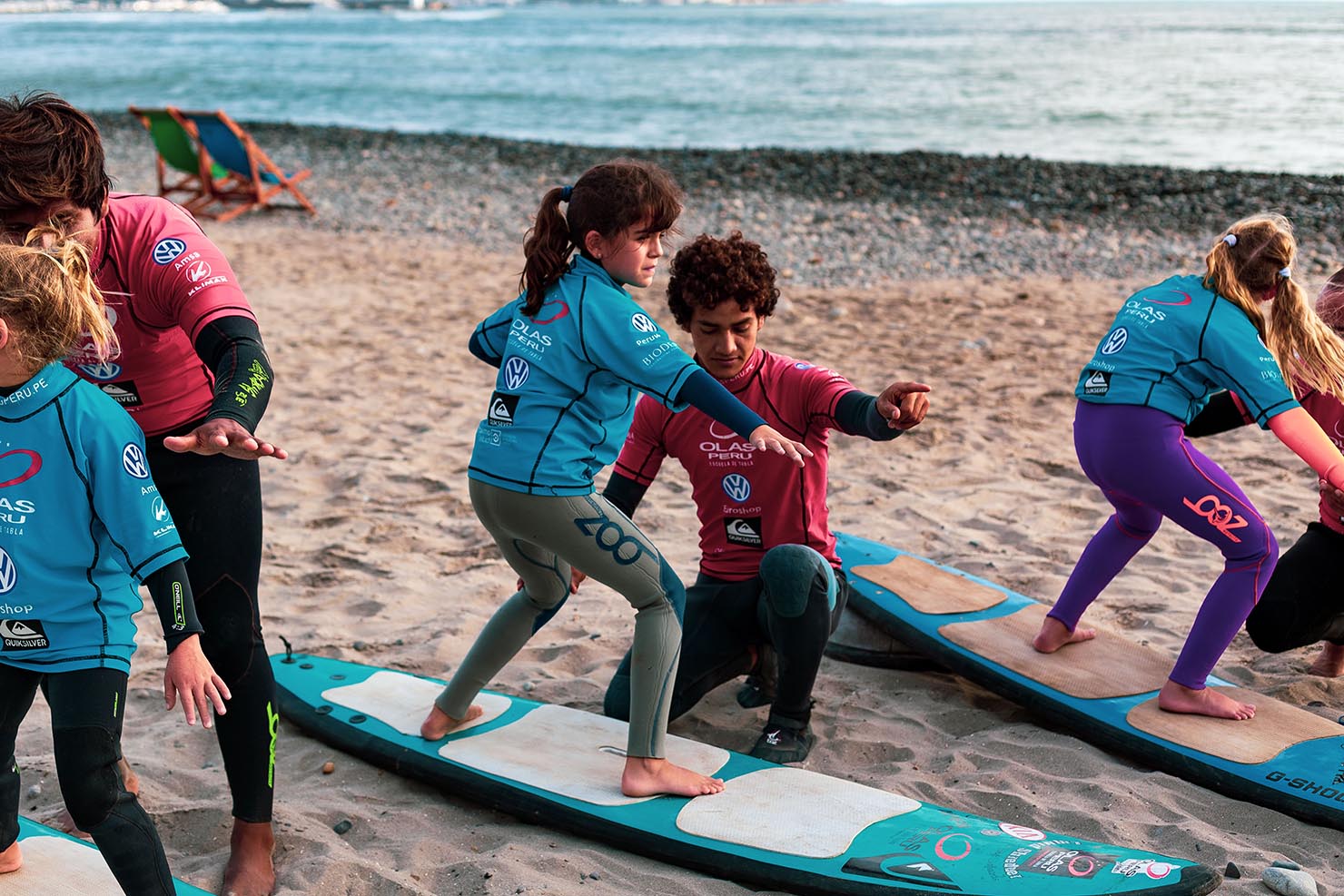 Clases de surf grupales Escuela de Tablas Olas Perú