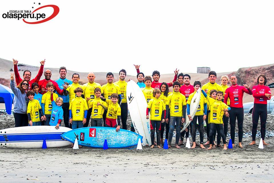 Clases de surf para Surfcamp Escuela de Tablas Olas Perú