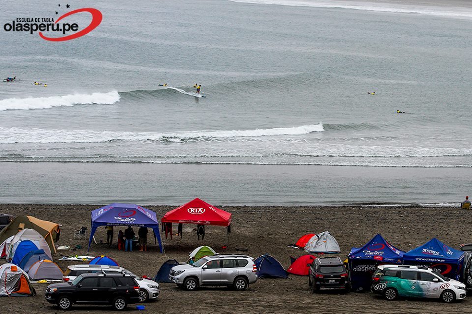 Clases de surf para Surfcamp Escuela de Tablas Olas Perú