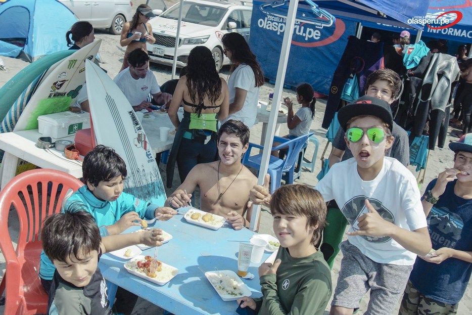 Clases de surf para Surfcamp Escuela de Tablas Olas Perú