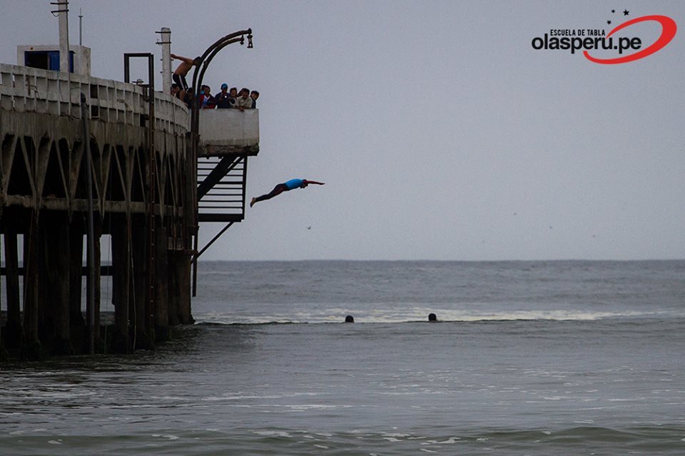 Clases de surf para Surfcamp Escuela de Tablas Olas Perú